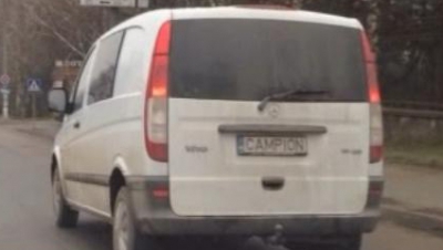 Vezi ce numere de înmatriculare şi-a tras un şofer
