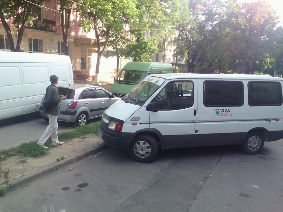 Палатки вблизи дома Плахотнюка хотят демонтировать