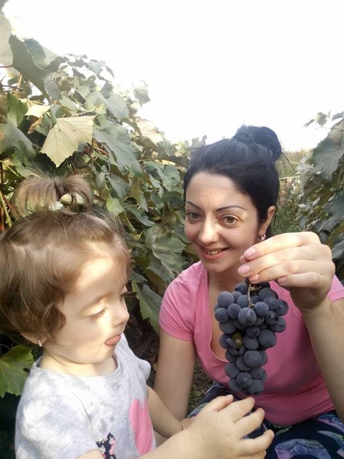 Mariana Șura, la primul cules de struguri cu micuța sa