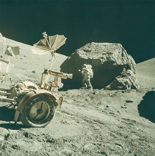 Луна в иллюминаторе и космическое селфи: 10 редких фотографий