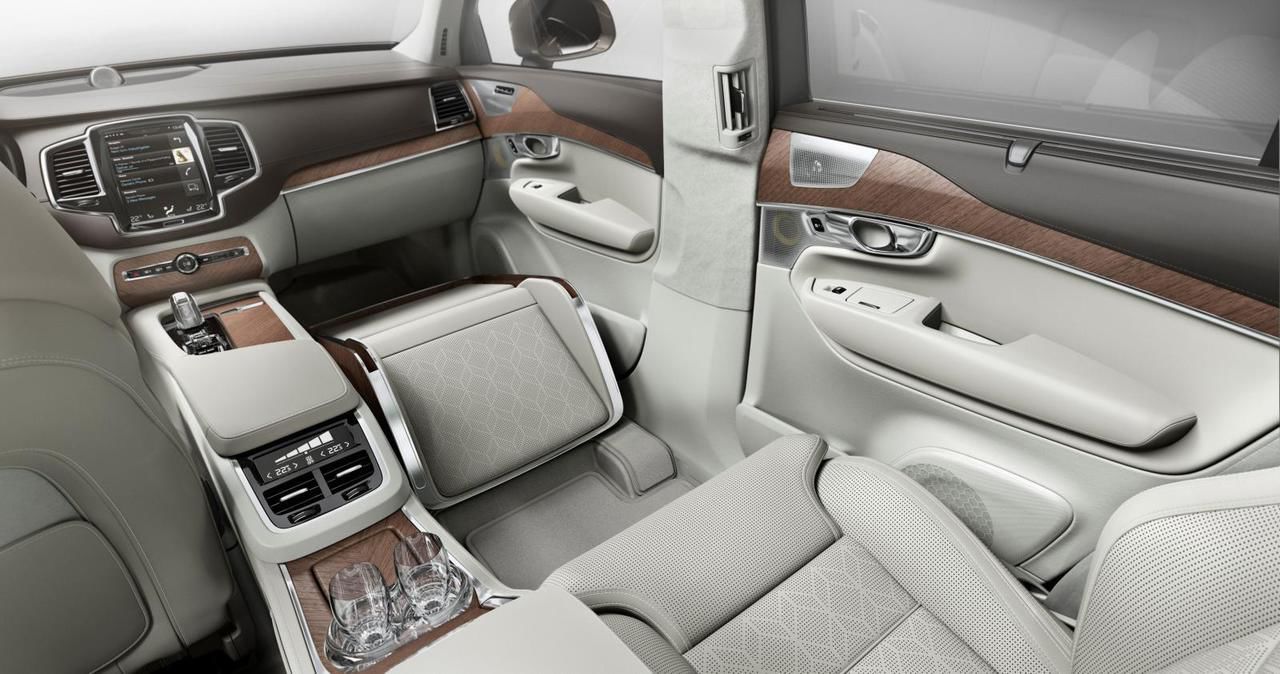 Volvo заменила правое переднее кресло на обувь и драгоценности