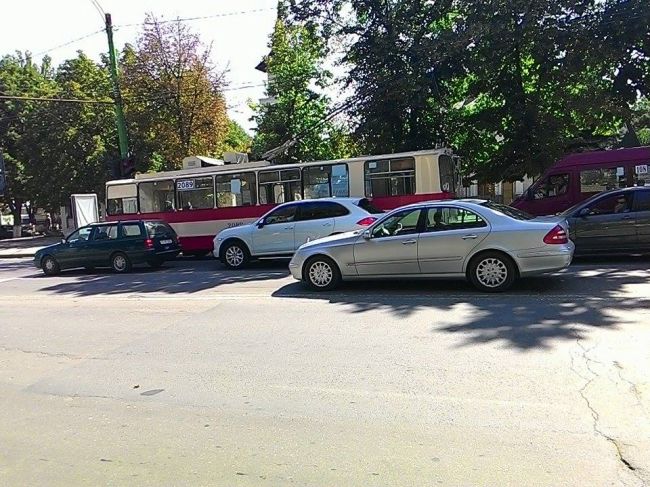 Un Mercedes a parcat pe banda a treia pe bulevardul Dacia