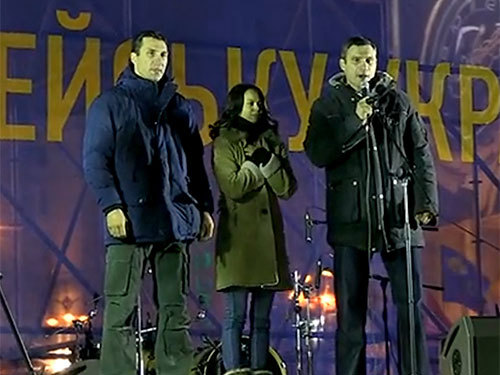 Кличко привёл на Майдан брата и жену