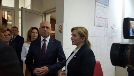Павел Филип и Руксанда Главан посетили в Бухаресте пострадавшую от взрыва на рынке
