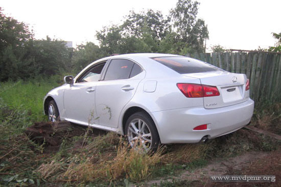 Lexus сбил двух велосипедистов. Один из пострадавших скончался