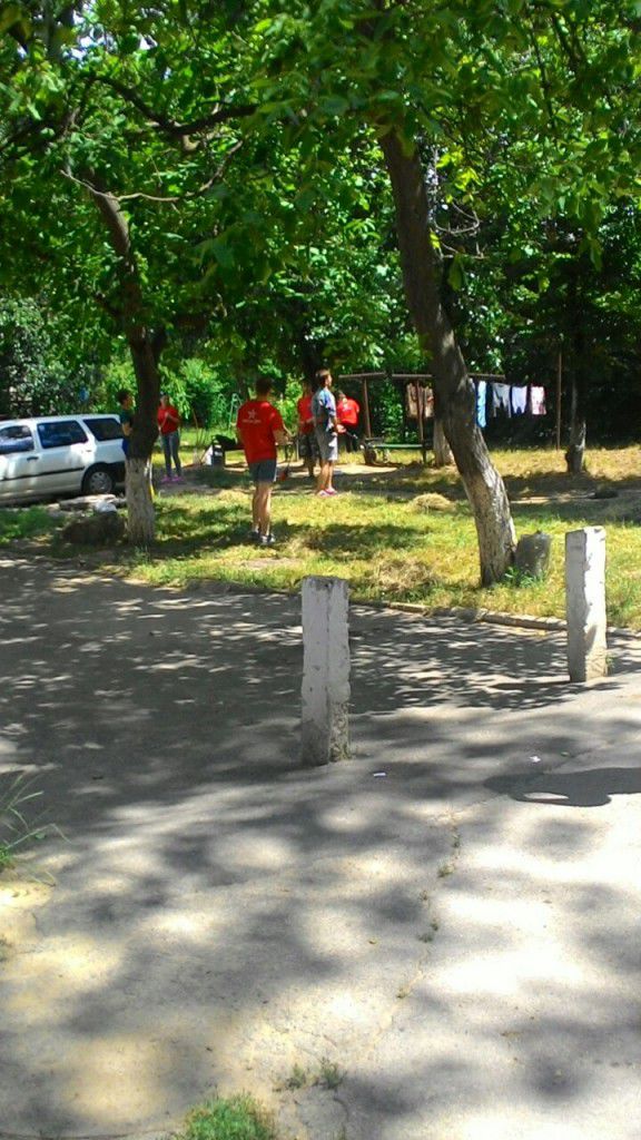 Activiștii PSRM, puși să facă ordine în Chișinău: Mătură și strâng gunoiul