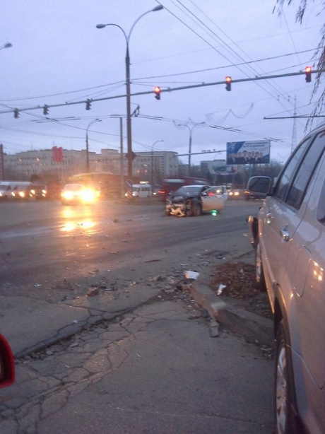 Un echipaj de poliţie implicat într-un accident
