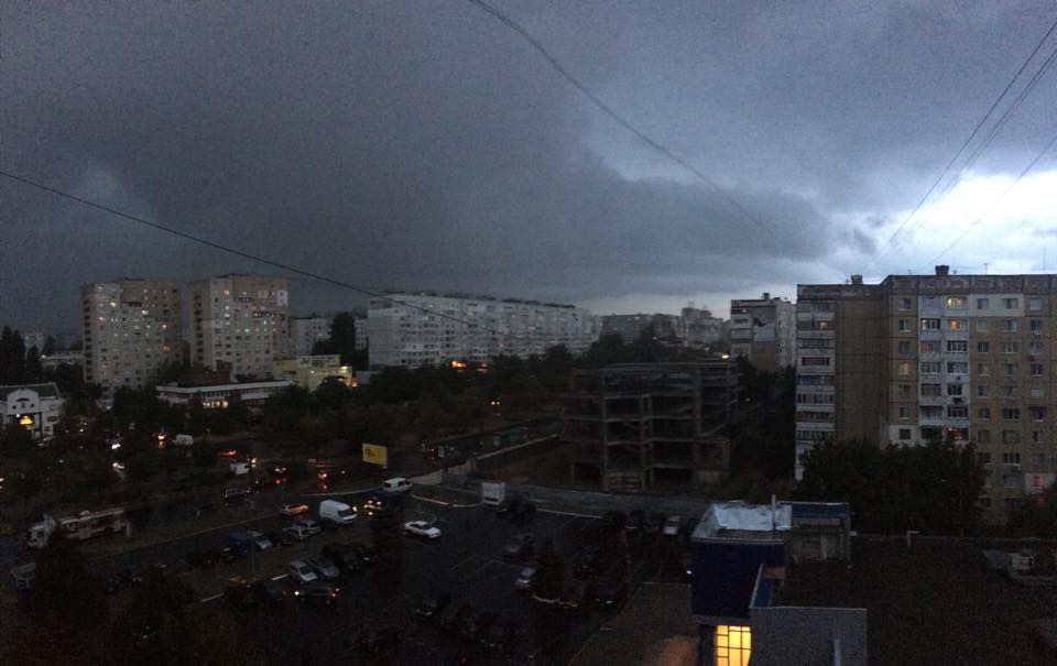 Chișinăul este cuprins de ploi și tunete puternice