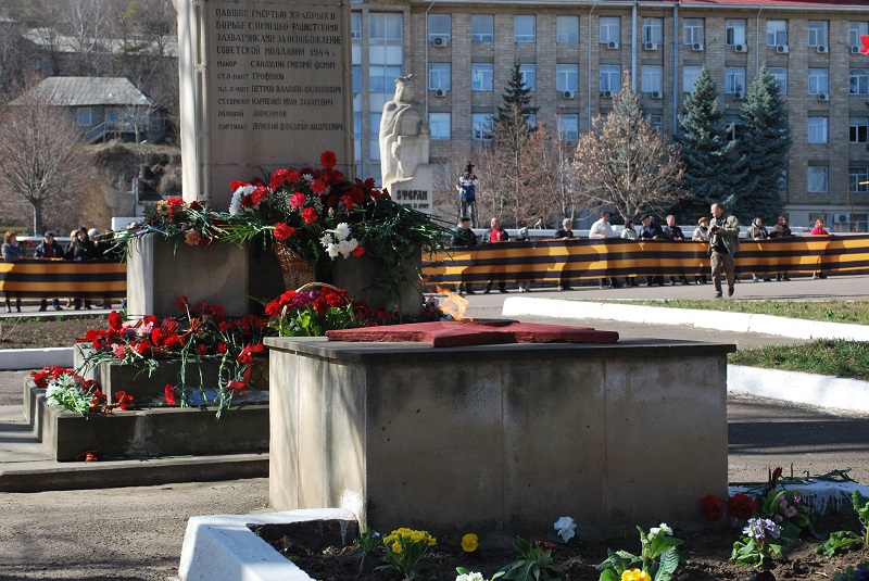 В Сороках растянули Георгиевскую ленту в 365 метров
