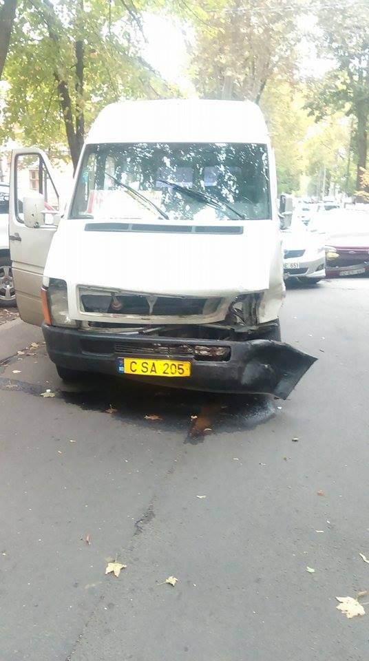 Un microbuz de pe ruta 103 s-a ciocnit cu un automobil