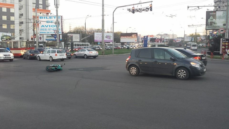 В столице на перекрестке сбили мотоциклиста