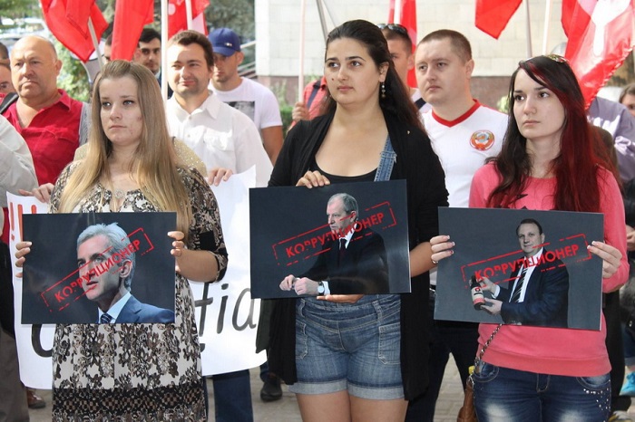 К Генпрокуратуре принесли портреты коррупционеров во власти