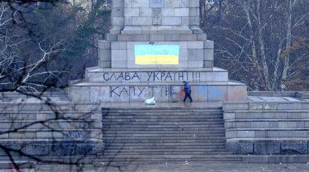 В столице Болгарии памятник Советской армии разрисовали в цвета флага Украины