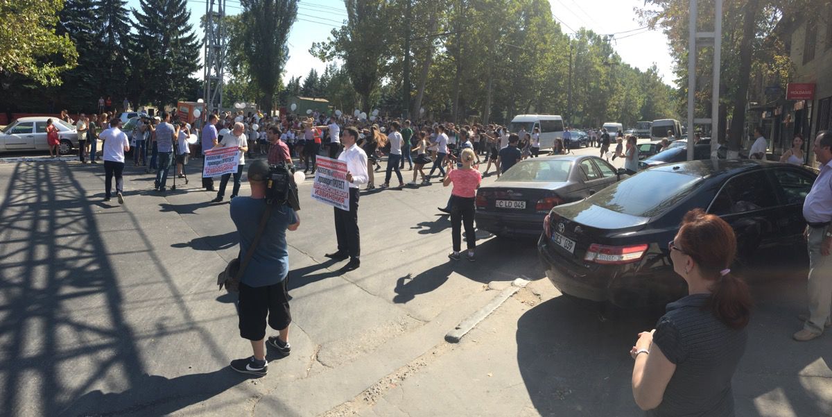 Воспитанники "Кодрянки" перекрыли дорогу танцами в знак протеста