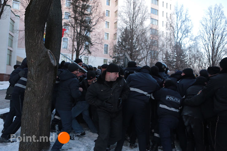 Молдавская оппозиция протестует у парламента
