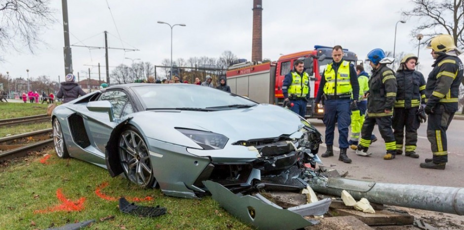 Un om de afaceri şi-a avariat grav bolidul. Reparaţiile îl vor costa scump pe şofer