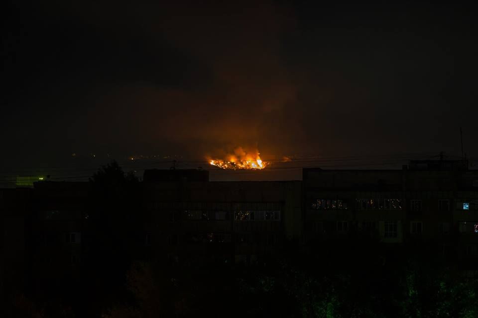 Крупный пожар на свалке в Бубуечь