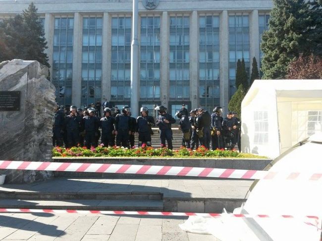 Сторонники DA собираются на площади, полиция окружила здание правительства