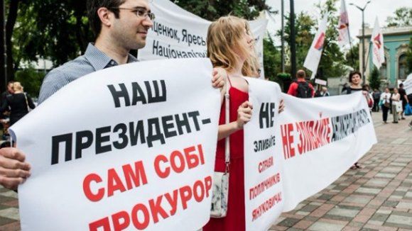 В Киеве митингующие установили унитаз у Рады
