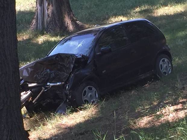 Un șofer a murit pe loc, după ce a intrat cu mașina într-un copac