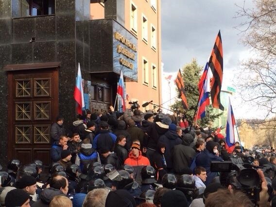 В Донецке пророссийские активисты захватили здание прокуратуры