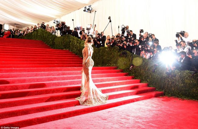 Beyonce si-a aratat corpul in toata splendoarea