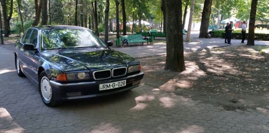 Министр здравоохранения припарковал свой автомобиль прямо в парке