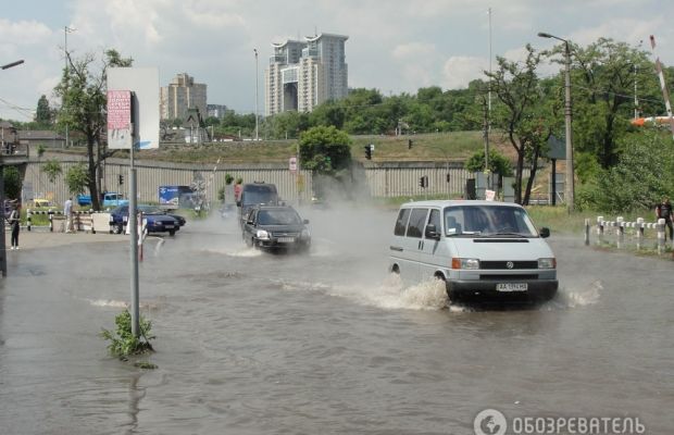 В Киеве из-за прорыва трубы кипятком залило целую улицу