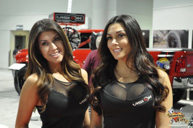 Девушки автосалона SEMA 2015 удивили своей распущенностью