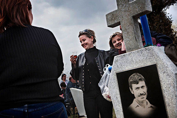 "Ланч с мёртвыми": поминовение усопших в Молдове глазами итальянца