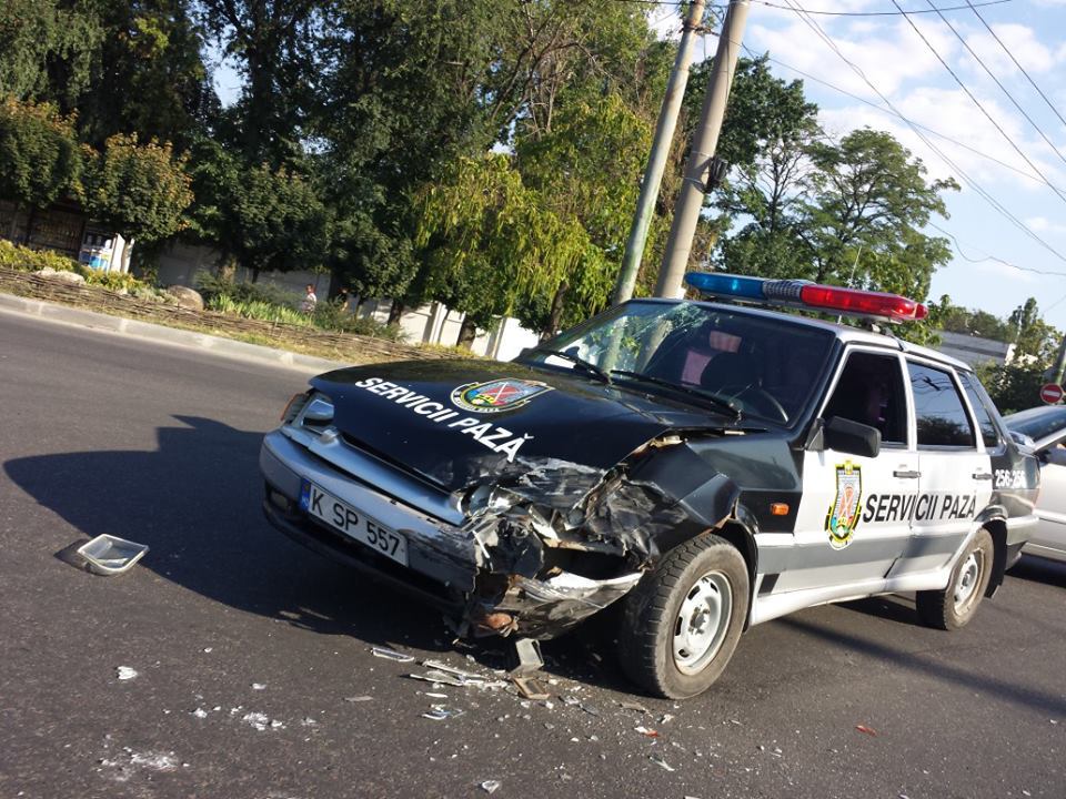 O mașină a Pazei de Stat, implicată într-un accident rutier în Capitală