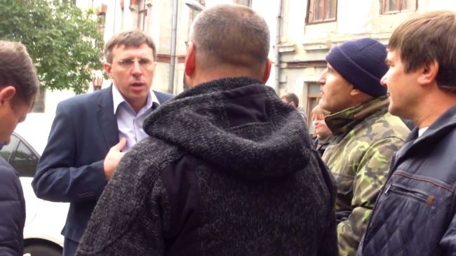 Киртоакэ повздорил с ветеранами войны во дворе мэрии