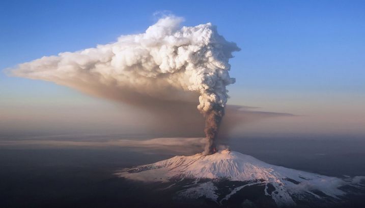Cel mai mare vulcan din Europa a erupt