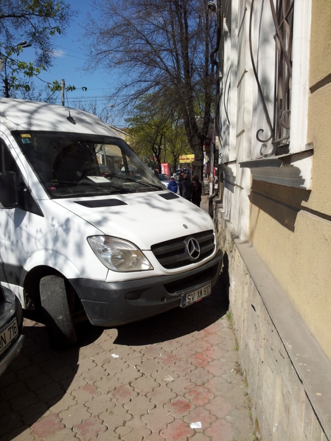 Cum si-a parcat un sofer microbuzul pe un trotuar din capitala