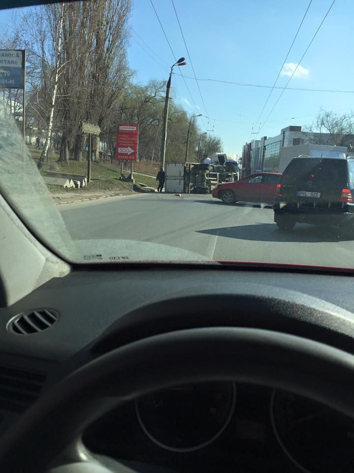 Авария на Заводской: девушка протаранила грузовик