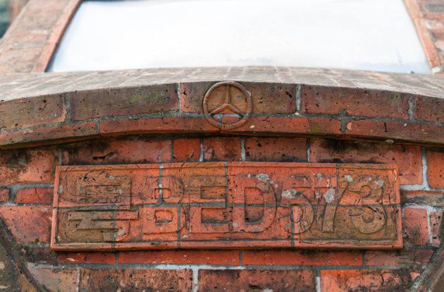 Китаец построил Mercedes из красного кирпича