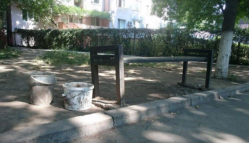 Coșuri de gunoi "de ultimă generație" pe un bulevard din Capitală