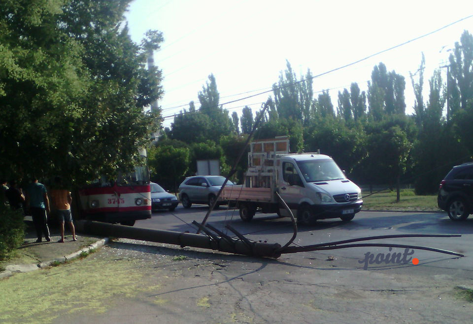 ДТП в столице: троллейбус врезался в столб