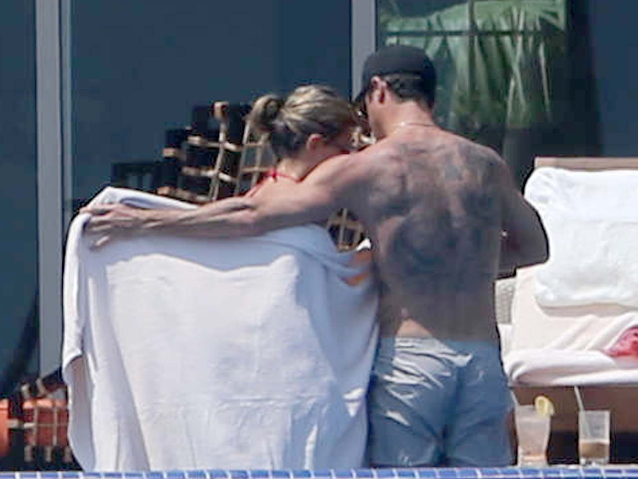 Jennifer Aniston şi Justin Theroux, scene tandre lângă piscină
