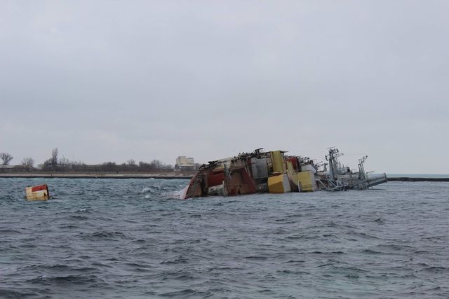 Российские военные потопили в Крыму свой списанный корабль