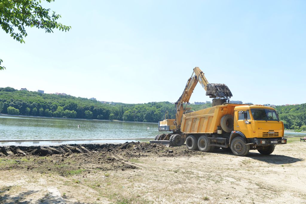 Начались работы по благоустройству пляжа на озере Валя Морилор
