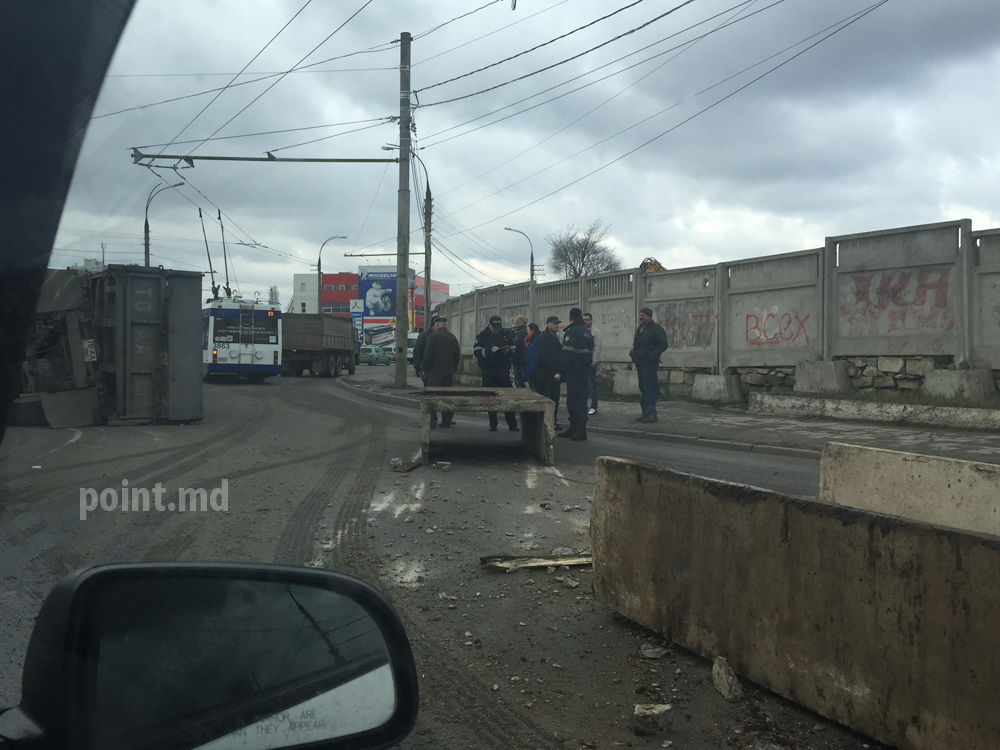 В Кишиневе перевернулся грузовик с бетонными плитами
