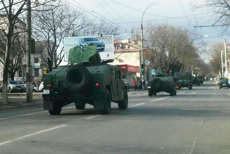 Coloană de vehicule militare prin centrul capitalei
