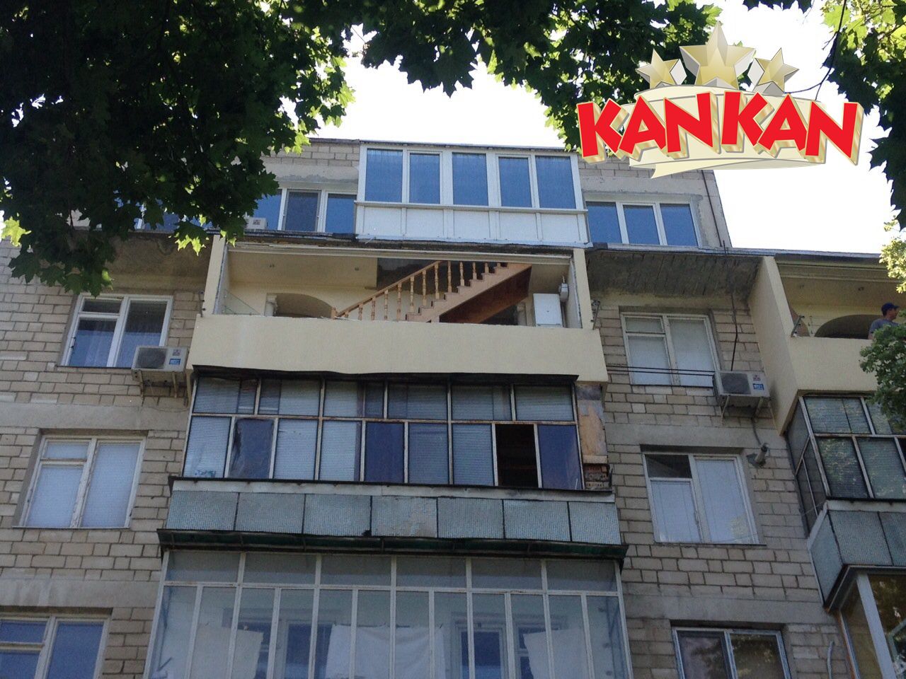 Un chișinăuian și-a pus scări la balconul de la etajul cinci