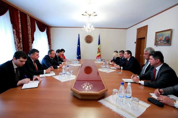 Victor Ponta a primit în dar o ie, la Chișinău