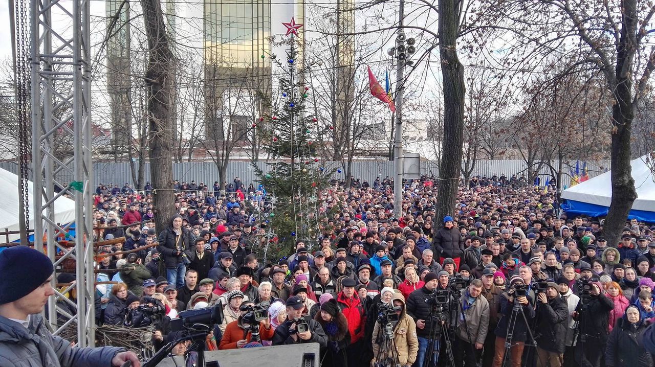 В акции протеста «Нашей Партии» у парламента участвуют тысячи манифестантов