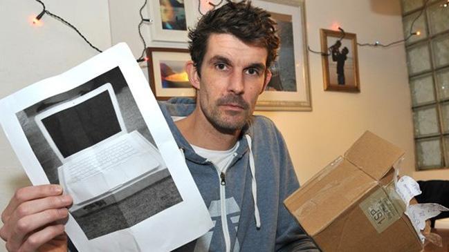 Un bărbat a cumpărat online un Macbook. Ce a găsit în cutia de la poștă l-a lăsat fără cuvinte