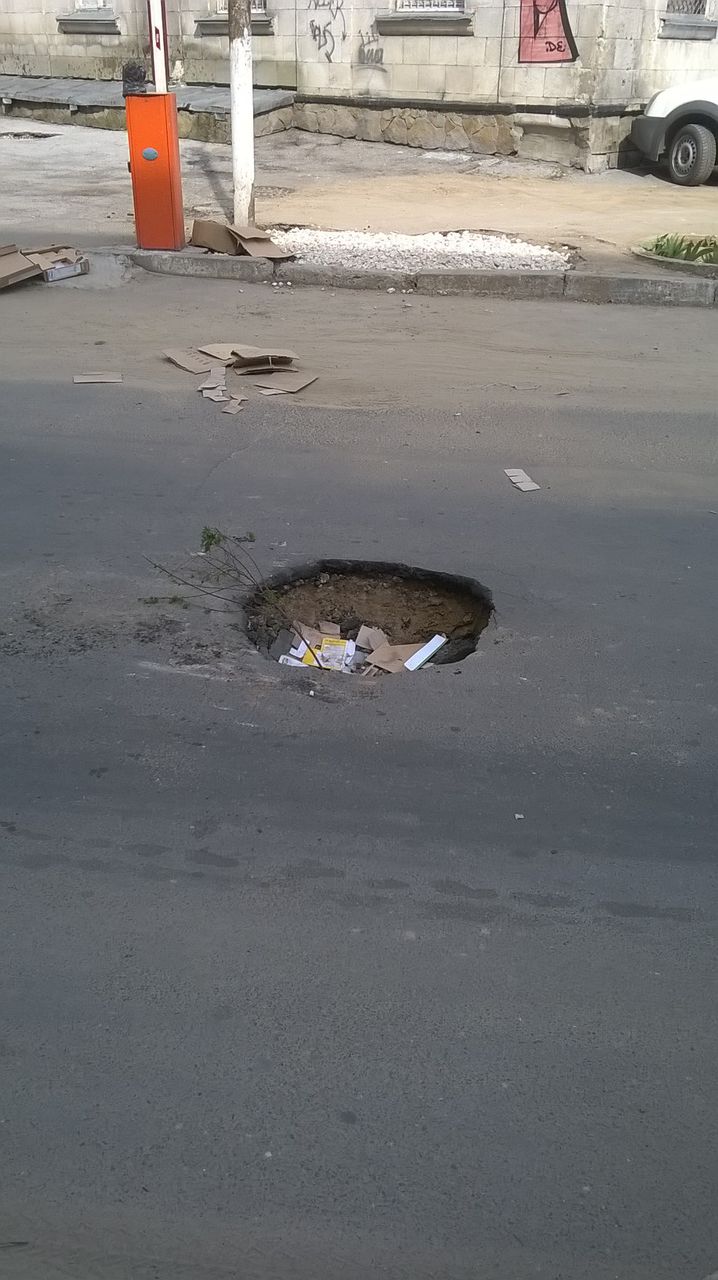 В центре Кишинева на дороге образовалась опасная яма