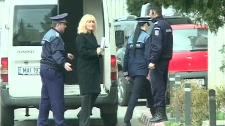 Elena Udrea, în arest ca la coafor