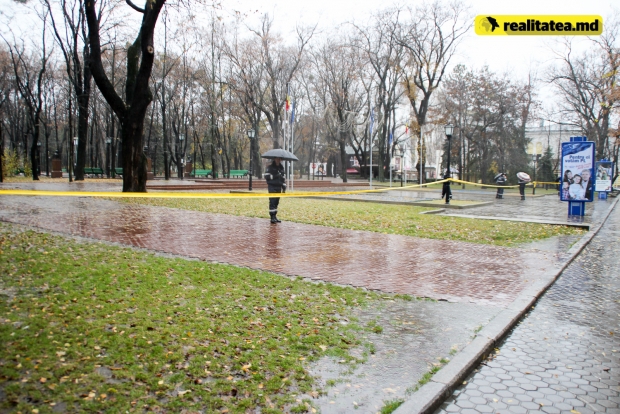 Из-за Порошенко и Коморовского центр Кишинева обмотали желтой лентой